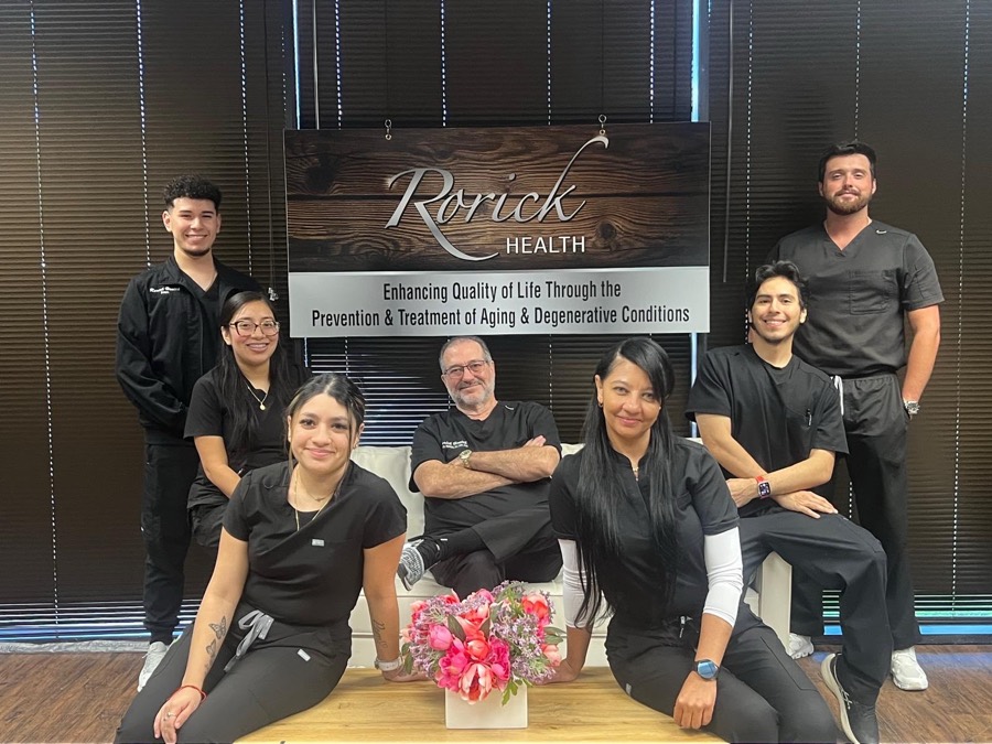 El Dr. Rorick y su equipo en la Clínica de Salud Rorick, Houston